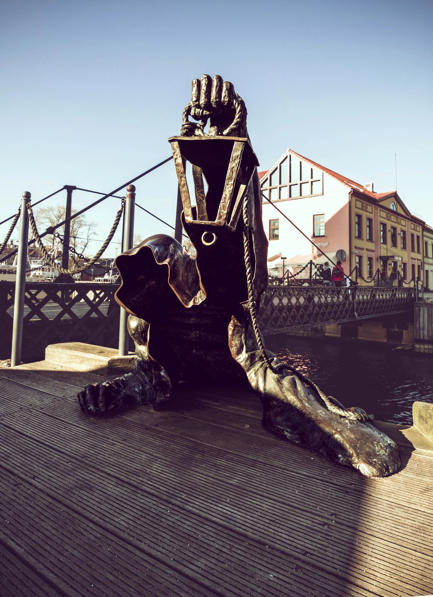 The Black Ghost - la statue du fantôme noir de Klaipeda The Black Ghost la statue du fantome noir de Klaipeda 6 The-Black-Ghost-la-statue-du-fantome-noir-de-Klaipeda-6