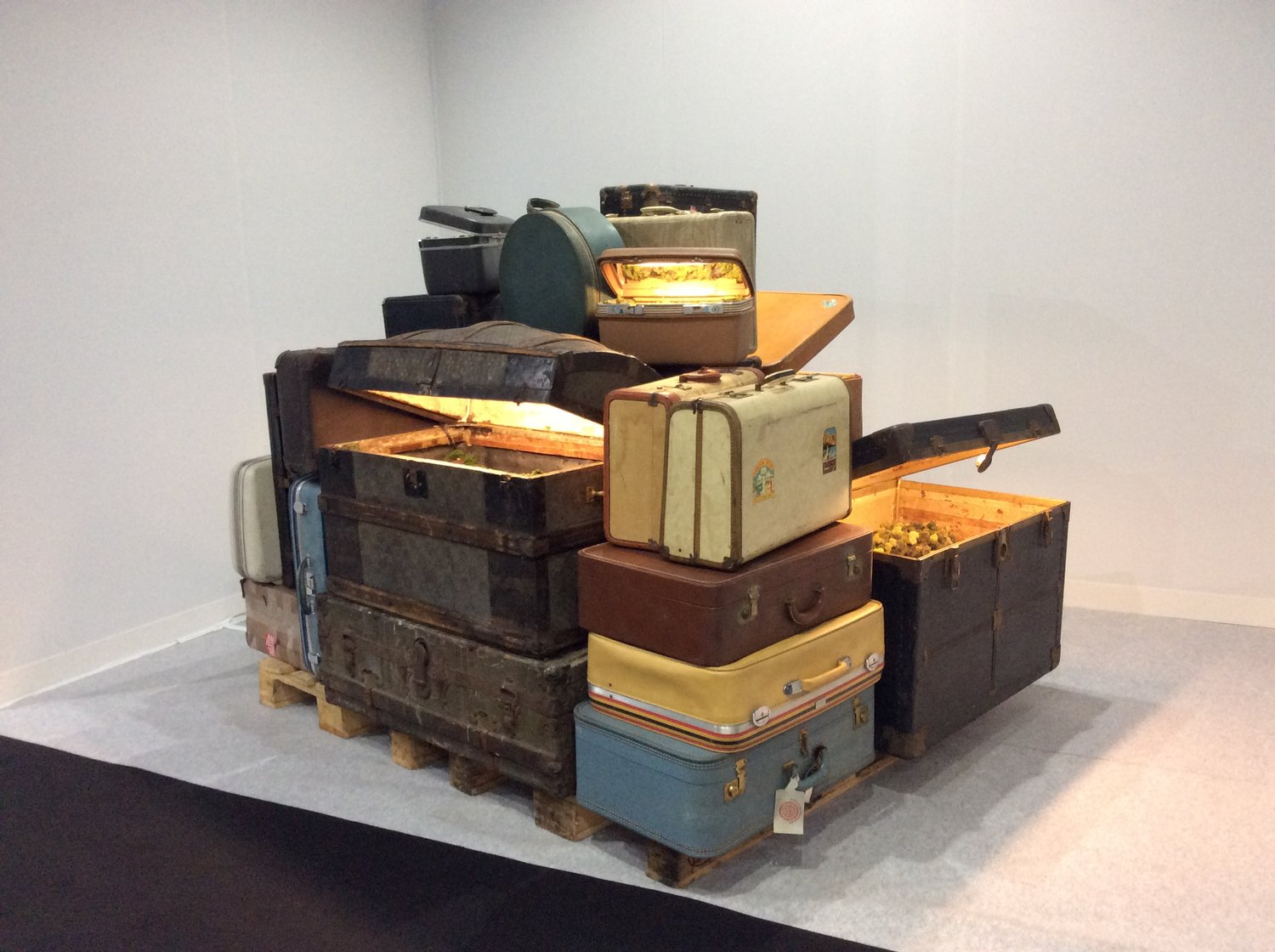 Traveling Landscapes : des paysages dans des valises par Kathleen Vance Traveling Landscapes des paysages dans des valises par Kathleen Vance 1 Traveling-Landscapes-des-paysages-dans-des-valises-par-Kathleen-Vance-1