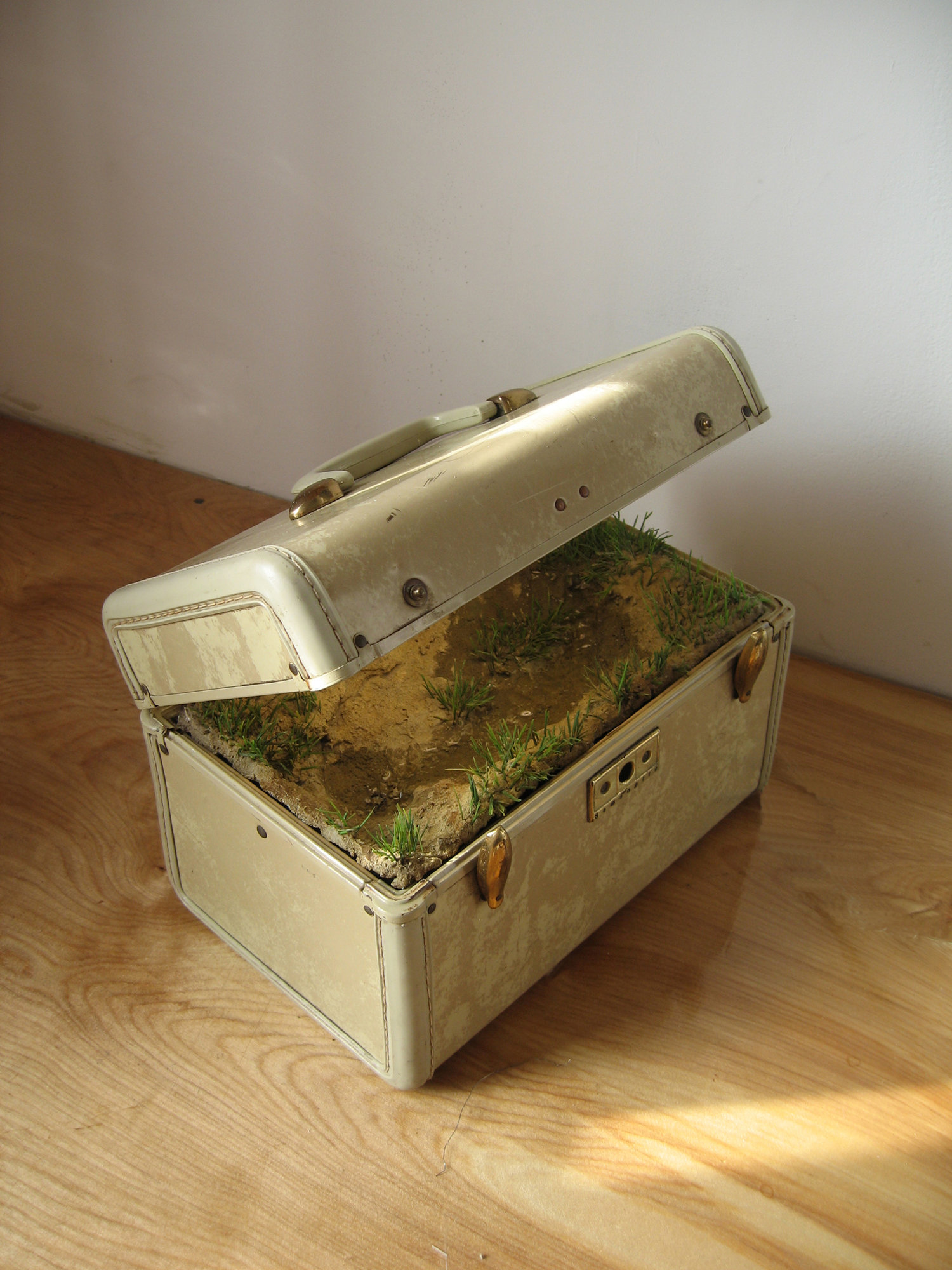 Traveling Landscapes : des paysages dans des valises par Kathleen Vance Traveling Landscapes des paysages dans des valises par Kathleen Vance 8 Traveling-Landscapes-des-paysages-dans-des-valises-par-Kathleen-Vance-8