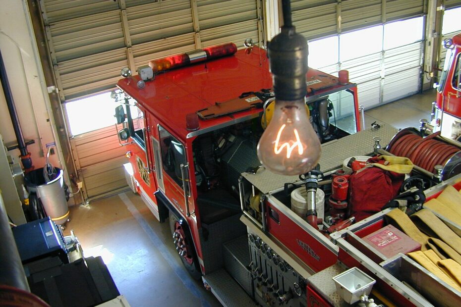 L’ampoule centenaire brille depuis 1901 dans la caserne de pompiers de Livermore-Pleasanton centennial light caserne pompiers livermore 2001 Centennial Light au-dessus d’un camion de pompiers de Livermore en 2001
