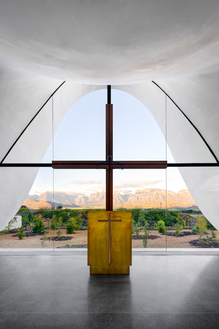 The Bosjes Chapel: une chapelle moderne au toit virevoltant une magnifique chapelle moderne au toit virevoltant ondule style cape dutch 5 une magnifique chapelle moderne au toit virevoltant ondule style cape dutch 5