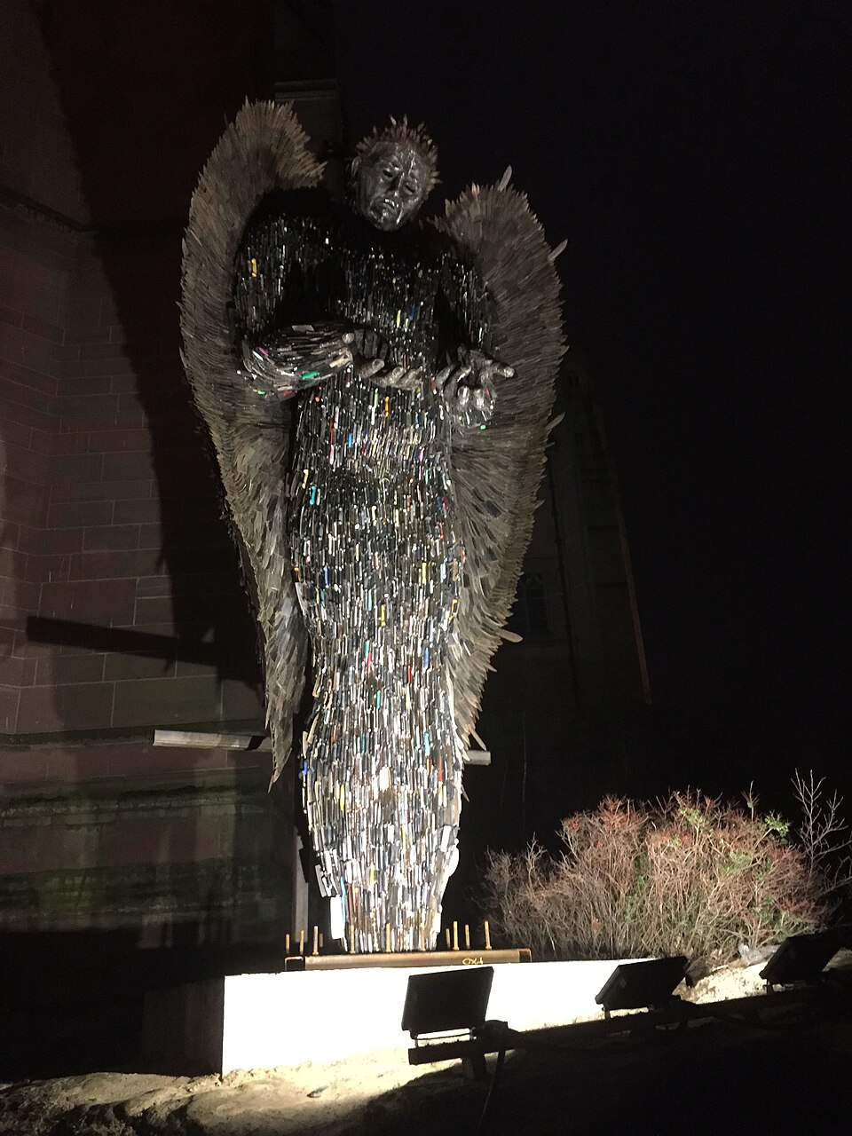 knife angel liverpool cathedral 2019 Knife Angel devant la cathédrale anglicane de Liverpool en 2019