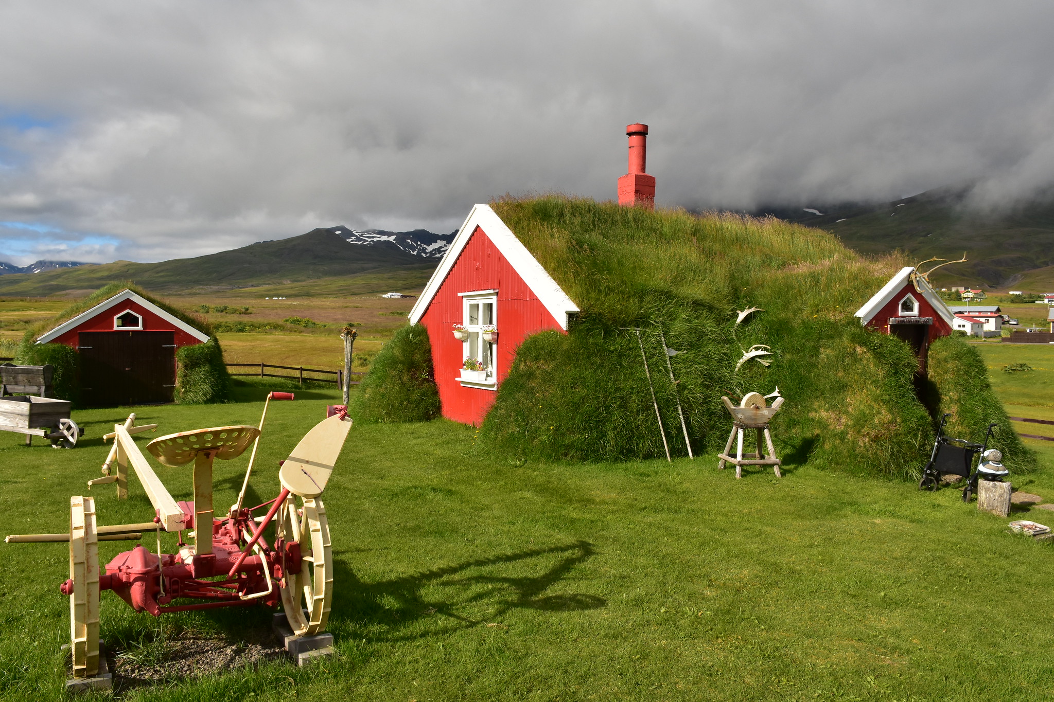 Lindarbakki : la maison islandaise qui a la main verte En Islande une maison de gazon semble sortir de terre lindarbakki 1 1 En-Islande-une-maison-de-gazon-semble-sortir-de-terre-lindarbakki-1