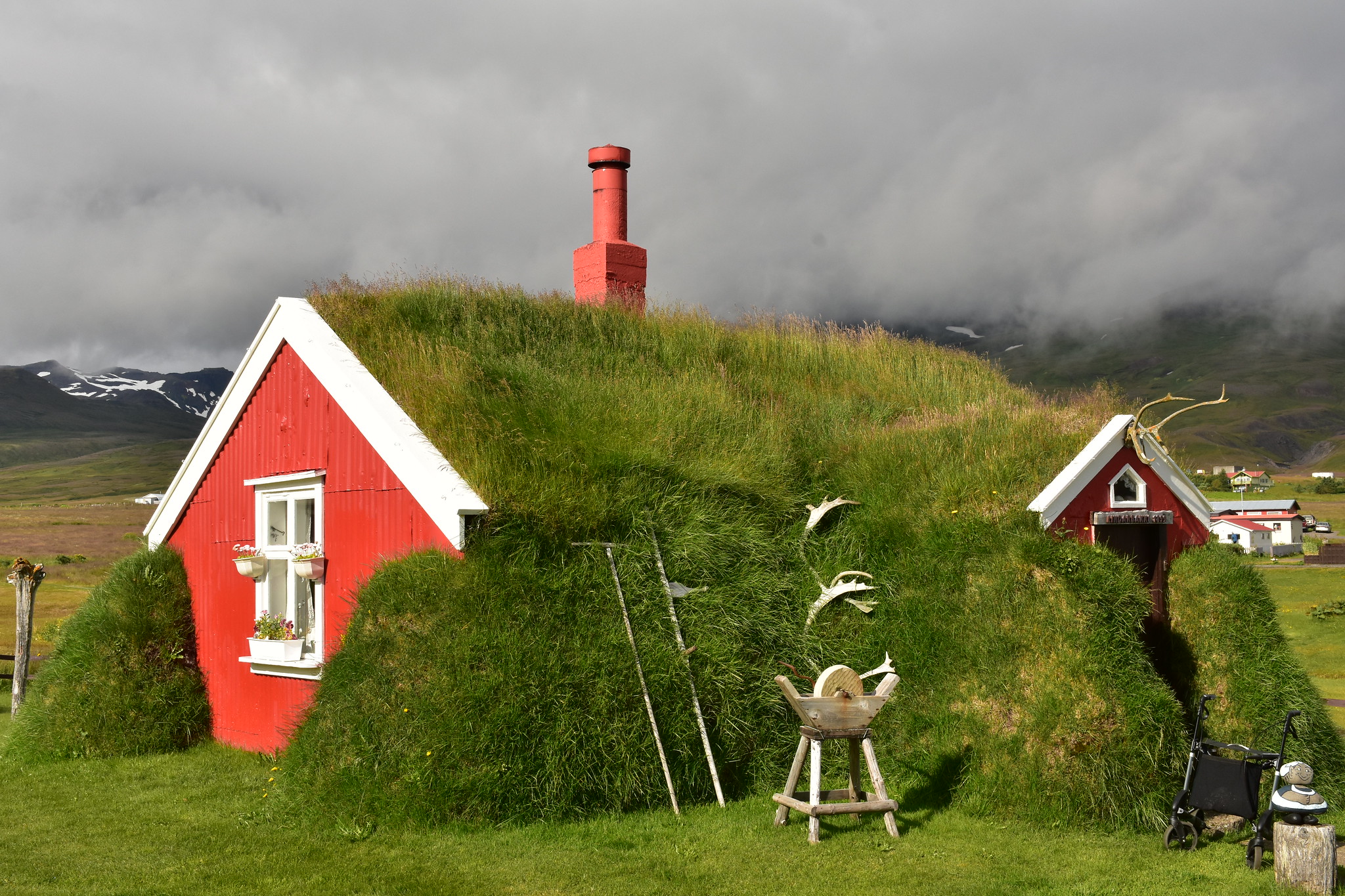 Lindarbakki : la maison islandaise qui a la main verte En Islande une maison de gazon semble sortir de terre lindarbakki 2 1 En-Islande-une-maison-de-gazon-semble-sortir-de-terre-lindarbakki-2