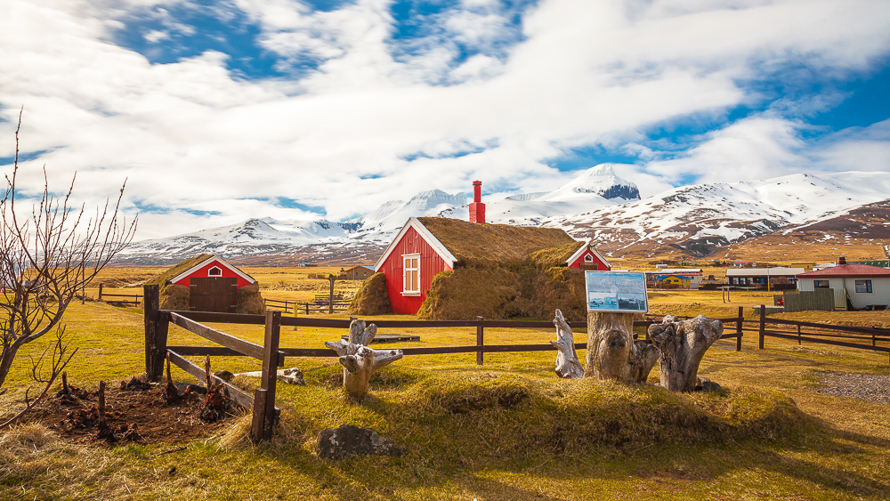 Lindarbakki : la maison islandaise qui a la main verte En Islande une maison de gazon semble sortir de terre lindarbakki 3 1 En-Islande-une-maison-de-gazon-semble-sortir-de-terre-lindarbakki-3