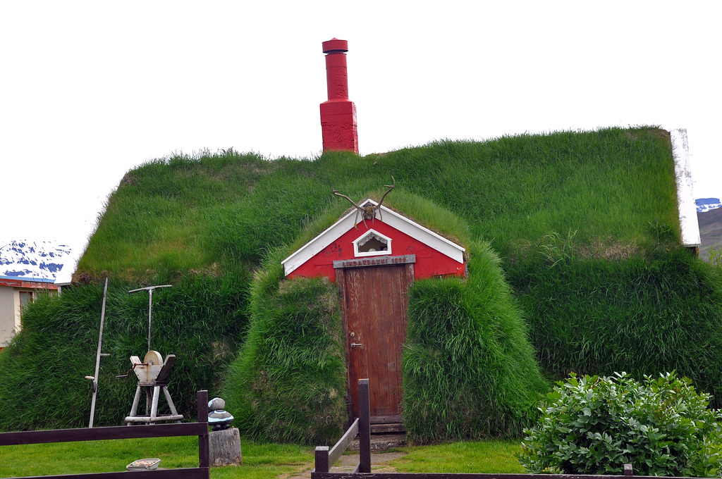 Lindarbakki : la maison islandaise qui a la main verte En Islande une maison de gazon semble sortir de terre lindarbakki 4 1 En-Islande-une-maison-de-gazon-semble-sortir-de-terre-lindarbakki-4