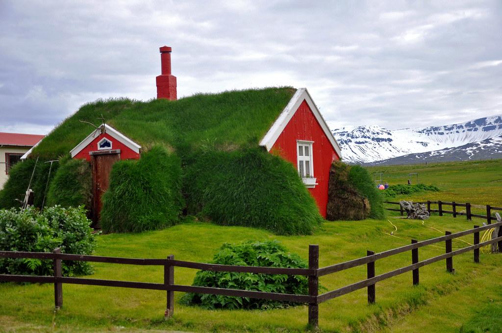 Lindarbakki : la maison islandaise qui a la main verte En Islande une maison de gazon semble sortir de terre lindarbakki 5 1 En-Islande-une-maison-de-gazon-semble-sortir-de-terre-lindarbakki-5