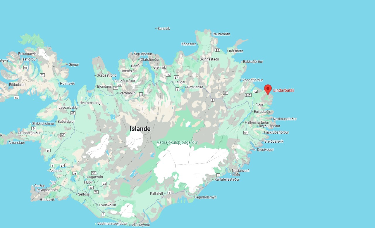 Lindarbakki : la maison islandaise qui a la main verte En Islande une maison de gazon semble sortir de terre lindarbakki maps En-Islande-une-maison-de-gazon-semble-sortir-de-terre-lindarbakki-maps