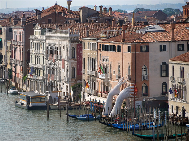 Une sculpture de mains gigantesques sortant d'un canal de Venise une sculpture de mains gigantesques sortant d un canal de Venise 4 une-sculpture-de-mains-gigantesques-sortant-d-un-canal-de-Venise-4