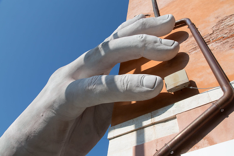 Une sculpture de mains gigantesques sortant d'un canal de Venise une sculpture de mains gigantesques sortant d un canal de Venise 6 une-sculpture-de-mains-gigantesques-sortant-d-un-canal-de-Venise-6