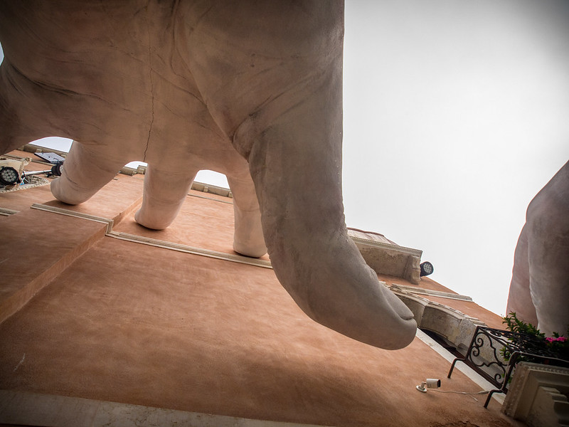 Une sculpture de mains gigantesques sortant d'un canal de Venise une sculpture de mains gigantesques sortant d un canal de Venise 7 une-sculpture-de-mains-gigantesques-sortant-d-un-canal-de-Venise-7