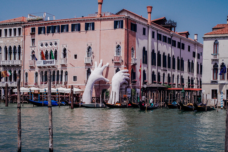 Une sculpture de mains gigantesques sortant d'un canal de Venise une sculpture de mains gigantesques sortant d un canal de Venise 9 une-sculpture-de-mains-gigantesques-sortant-d-un-canal-de-Venise-9