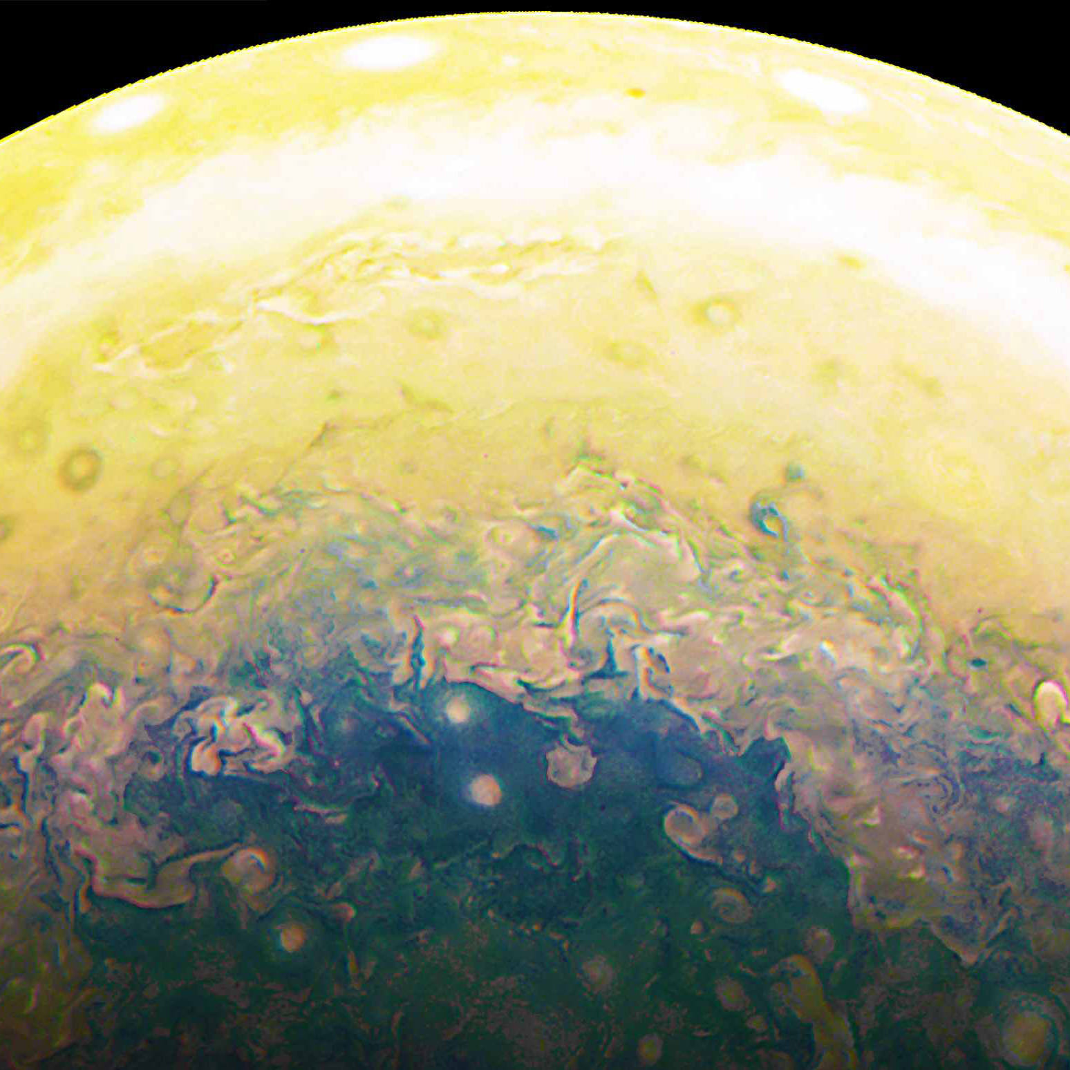 De magnifiques photos de la tache rouge de Jupiter par la sonde Juno De magnifiques photos de la tache rouge de Jupiter par la sonde Juno 5 De magnifiques photos de la tache rouge de Jupiter par la sonde Juno 4