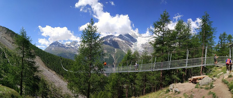 Le pont suspendu Charles Kuonen, la passerelle vertigineuse des Alpes suisses Le pont suspendu Charles Kuonen Europabruecke la passerelle pour pieton la plus longue du monde 1 1 Le-pont-suspendu-Charles-Kuonen-Europabruecke-la-passerelle-pour-pieton-la-plus-longue-du-monde-1