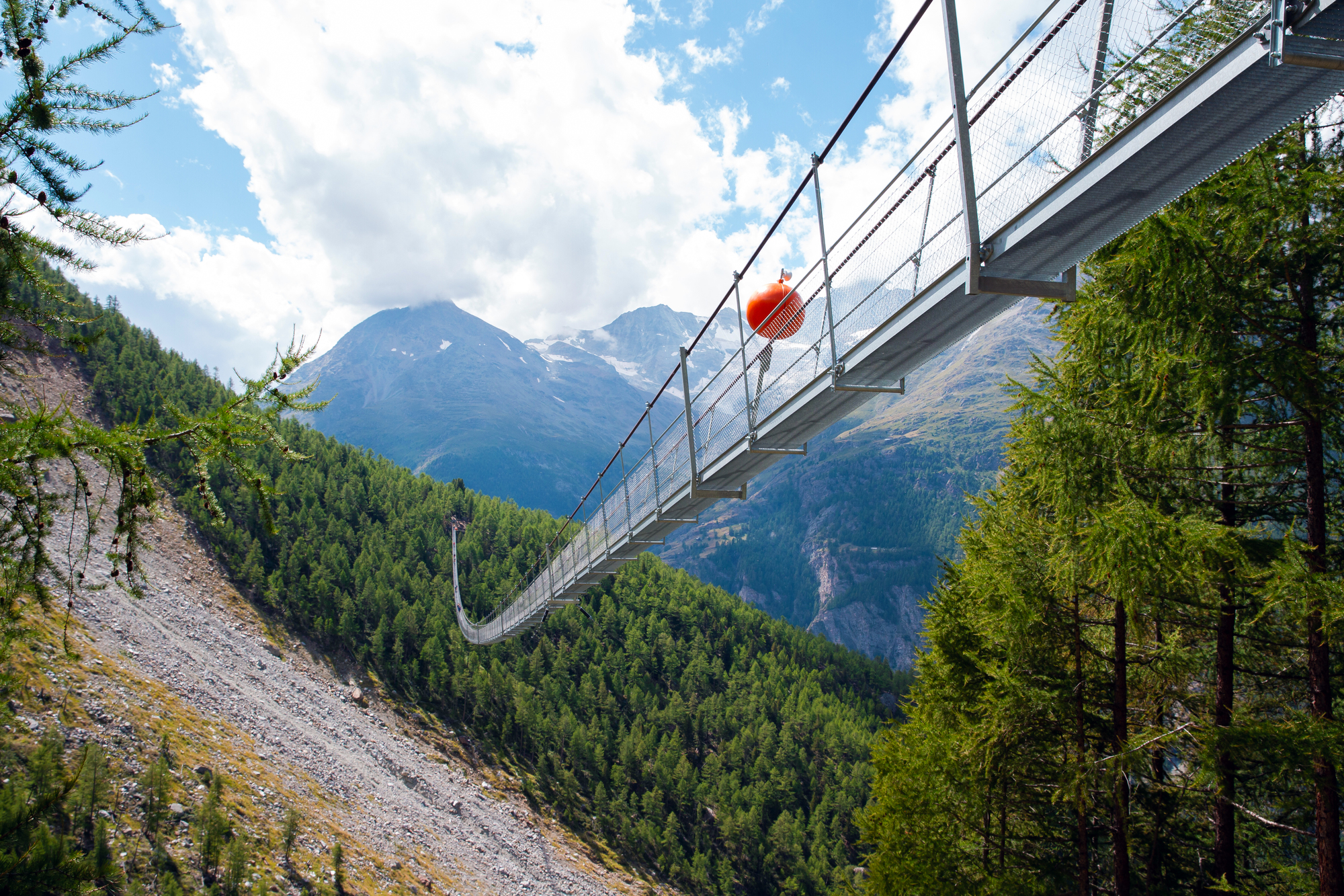 Le pont suspendu Charles Kuonen, la passerelle vertigineuse des Alpes suisses le pont charles kuonen passerelle alpes suisses zermatt grache 2 le-pont-charles-kuonen-passerelle-alpes-suisses-zermatt-grache-2