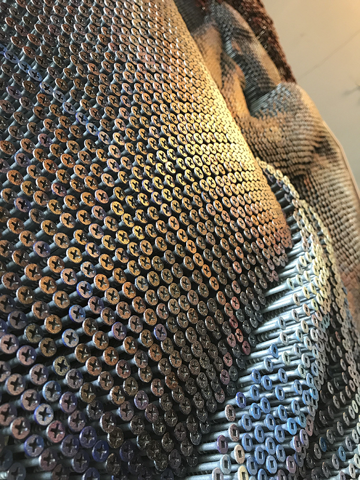 Descent, un tableau avec plus de 20000 vis par Bruce Mackley Descent un tableau avec plus de 20000 vis par Bruce Mackley 5 Descent, un tableau avec plus de 20000 vis par Bruce Mackley 5