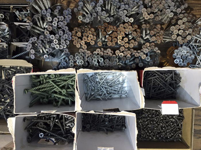 Descent, un tableau avec plus de 20000 vis par Bruce Mackley Descent un tableau avec plus de 20000 vis par Bruce Mackley 9 Les vis utilisés