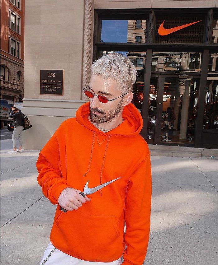 Tom Galle transforme des logos en armes Tom Galle transforme des logos en armes 4 couteau nike Le logo Nike en couteau 2 par Tom Galle