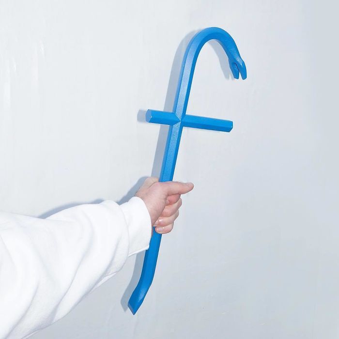 Tom Galle transforme des logos en armes Tom Galle transforme des logos en armes 5 barre a mine facebook Le logo Facebook en barre à mine 1 par Tom Galle