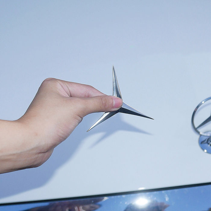 Tom Galle transforme des logos en armes Tom Galle transforme des logos en armes 8 etoile ninja mercedes Le logo Mercedes en étoile de ninja 2 par Tom Galle