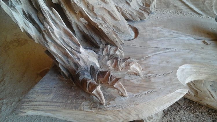Un incroyable banc en forme de dragon sculpté à la tronçonneuse par Igor Loskutow Un incroyable banc en forme de dragon sculpte a la tronconneuse par Igor Loskutow 12 Un incroyable banc en forme de dragon sculpté à la tronçonneuse par Igor Loskutow 12