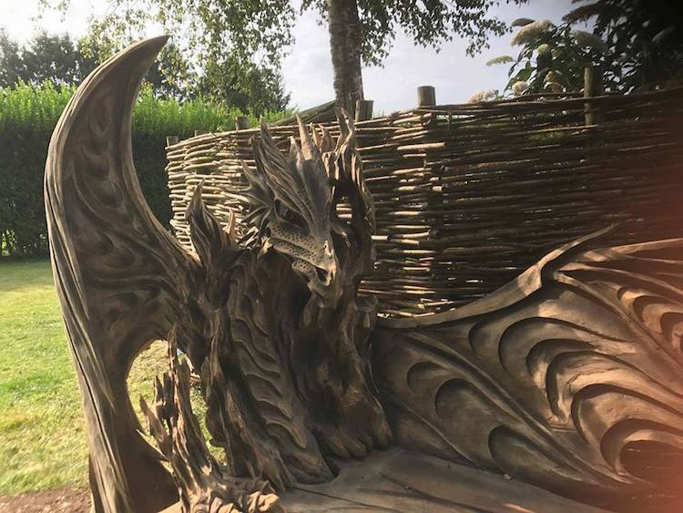 Un incroyable banc en forme de dragon sculpté à la tronçonneuse par Igor Loskutow Un incroyable banc en forme de dragon sculpte a la tronconneuse par Igor Loskutow 3 Un incroyable banc en forme de dragon sculpté à la tronçonneuse par Igor Loskutow 3