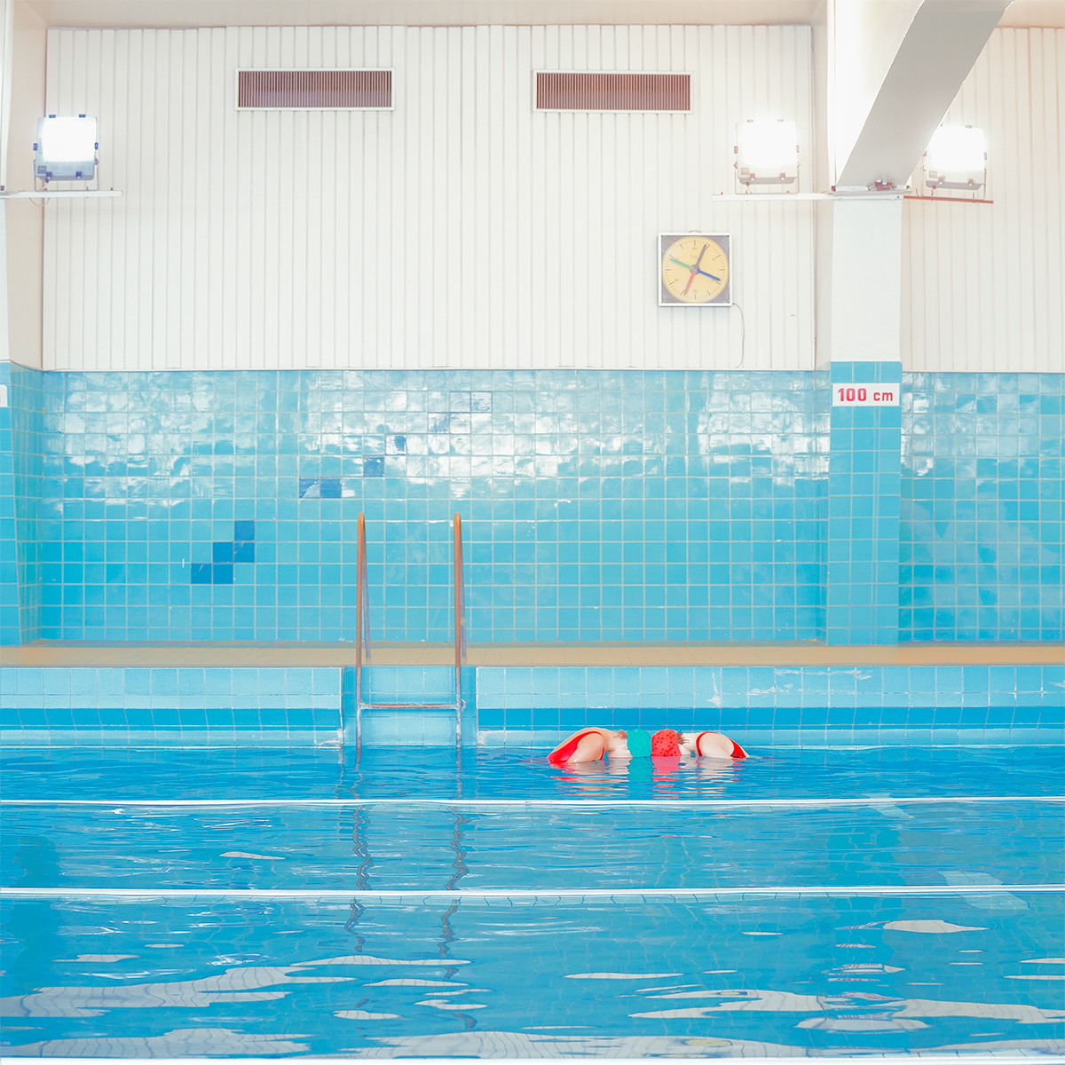 Des images de natation synchronisée dans des piscines de l'ère soviétique par Maria Svarbova des images de natation synchronisee dans des piscines de l ere sovietique par Maria Svarbova 12 des-images-de-natation-synchronisee-dans-des-piscines-de-l-ere-sovietique-par-Maria-Svarbova-12