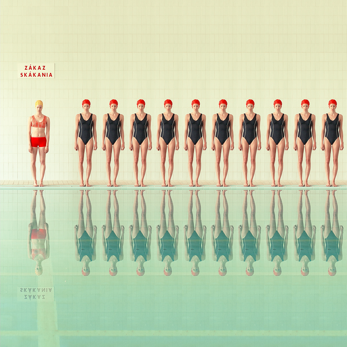 Des images de natation synchronisée dans des piscines de l'ère soviétique par Maria Svarbova des images de natation synchronisee dans des piscines de l ere sovietique par Maria Svarbova 5 des-images-de-natation-synchronisee-dans-des-piscines-de-l-ere-sovietique-par-Maria-Svarbova-5