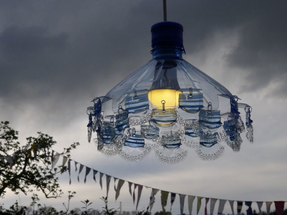 Les lustres en recyclage de bouteilles plastiques de Veronika Richterová Les lustres en recyclage de bouteilles plastiques de Veronika Richterova 4 Les lustres en recyclage de bouteilles plastiques de Veronika Richterová 4