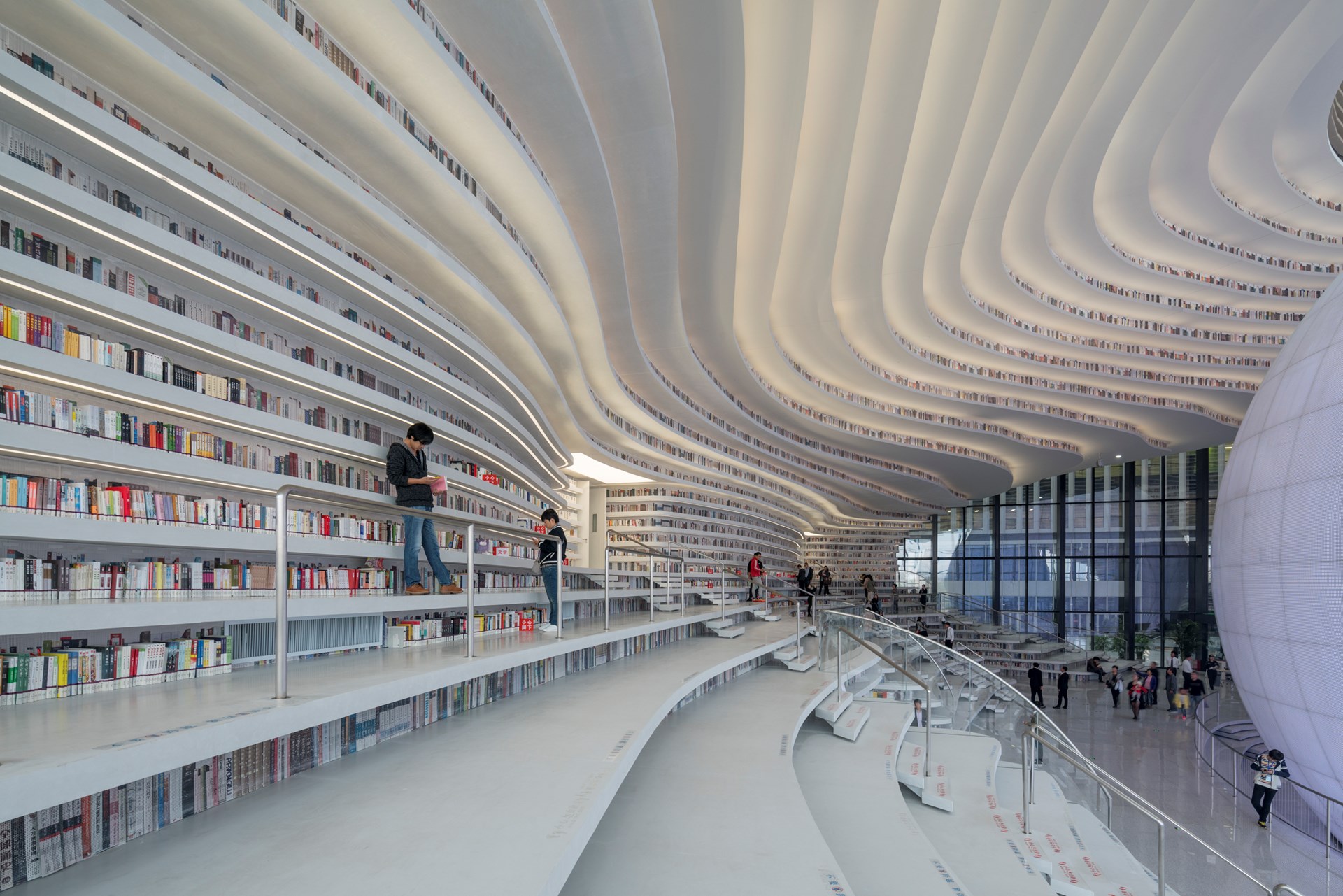 L'étonnante bibliothèque Tianjin Binhai héberge plus de 1,2 millions de livres dans ses murs courbes L etonnante bibliotheque Tianjin Binhai heberge plus de 1 2 millions de livres dans ses murs courbes 7 L-etonnante-bibliotheque-Tianjin-Binhai-heberge-plus-de-1-2-millions-de-livres-dans-ses-murs-courbes-7