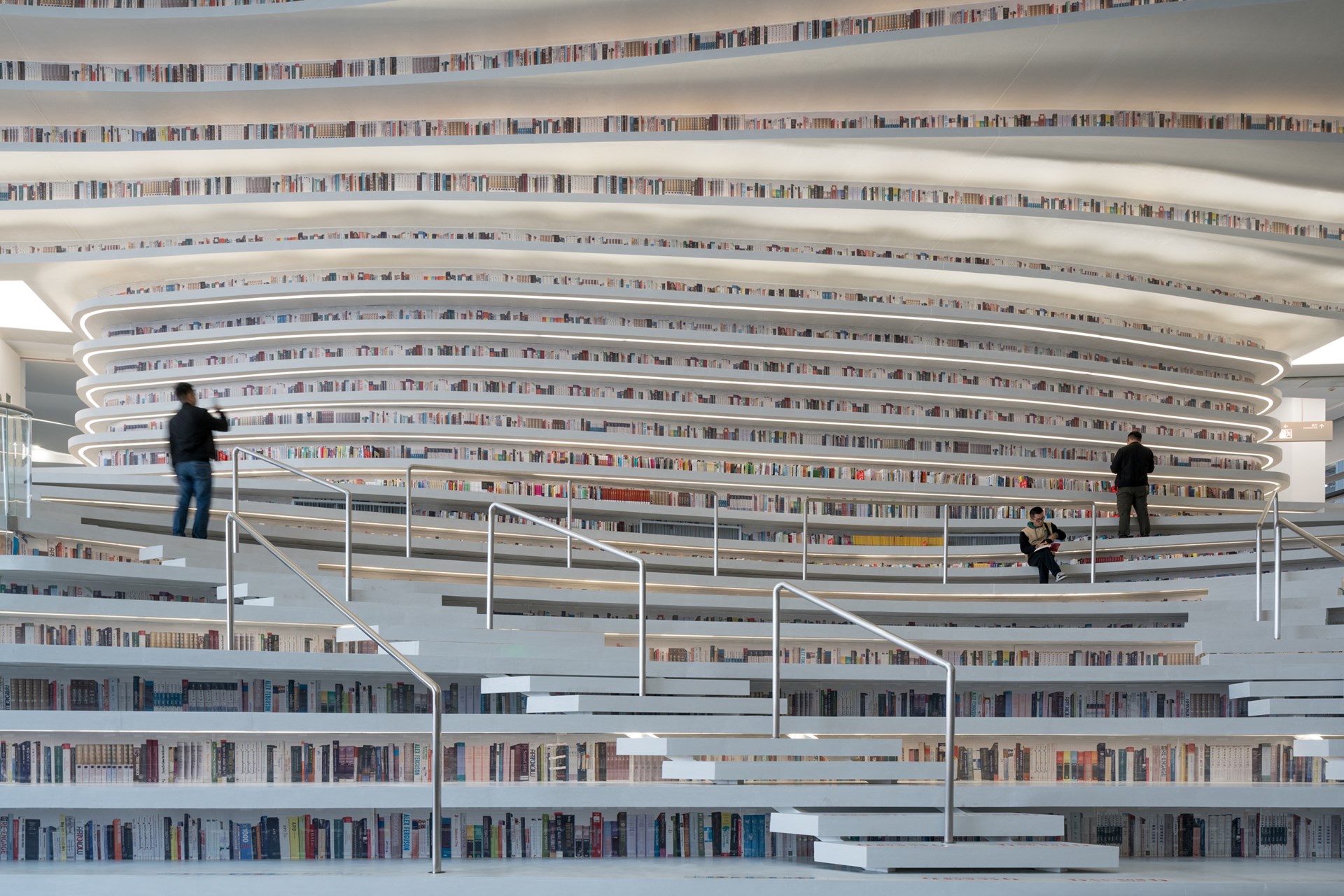 L'étonnante bibliothèque Tianjin Binhai héberge plus de 1,2 millions de livres dans ses murs courbes L etonnante bibliotheque Tianjin Binhai heberge plus de 1 2 millions de livres dans ses murs courbes 8 L-etonnante-bibliotheque-Tianjin-Binhai-heberge-plus-de-1-2-millions-de-livres-dans-ses-murs-courbes-8