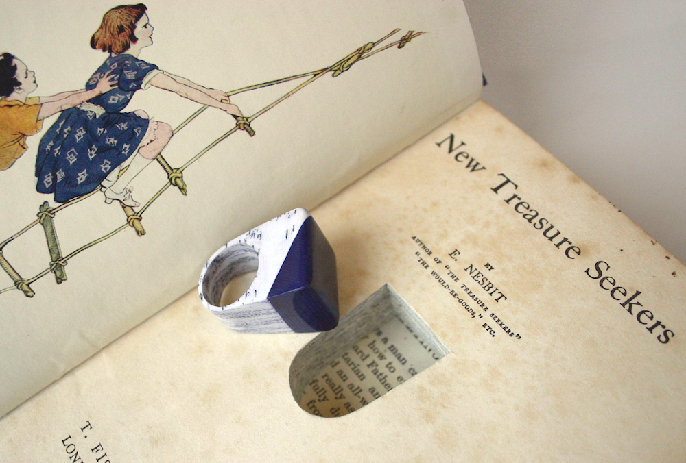 Les bijoux en vieux livres de Jeremy May Les bijoux en vieux livres de Jeremy May recyclage bouquin 12 Les bijoux en vieux livres de Jeremy May 12