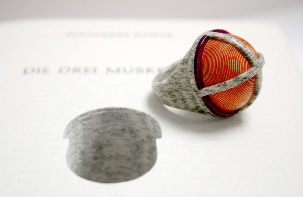 Les bijoux en vieux livres de Jeremy May Les bijoux en vieux livres de Jeremy May recyclage bouquin 13 Les bijoux en vieux livres de Jeremy May 13