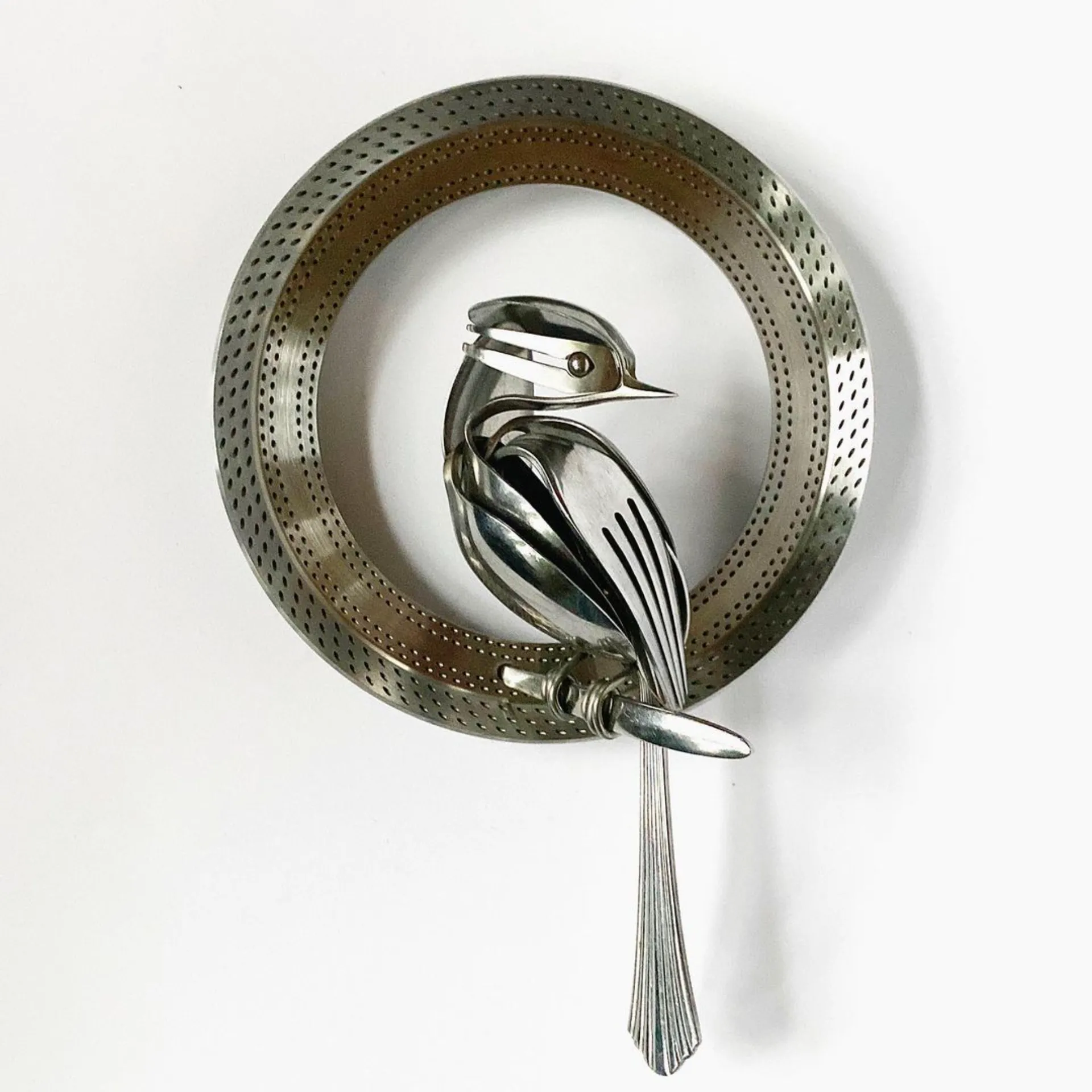 De nouvelles sculptures en couverts par Matt Wilson couteau fourchette cuillere oiseau 11 Oiseau à plumage métallique sculpté par Matt Wilson