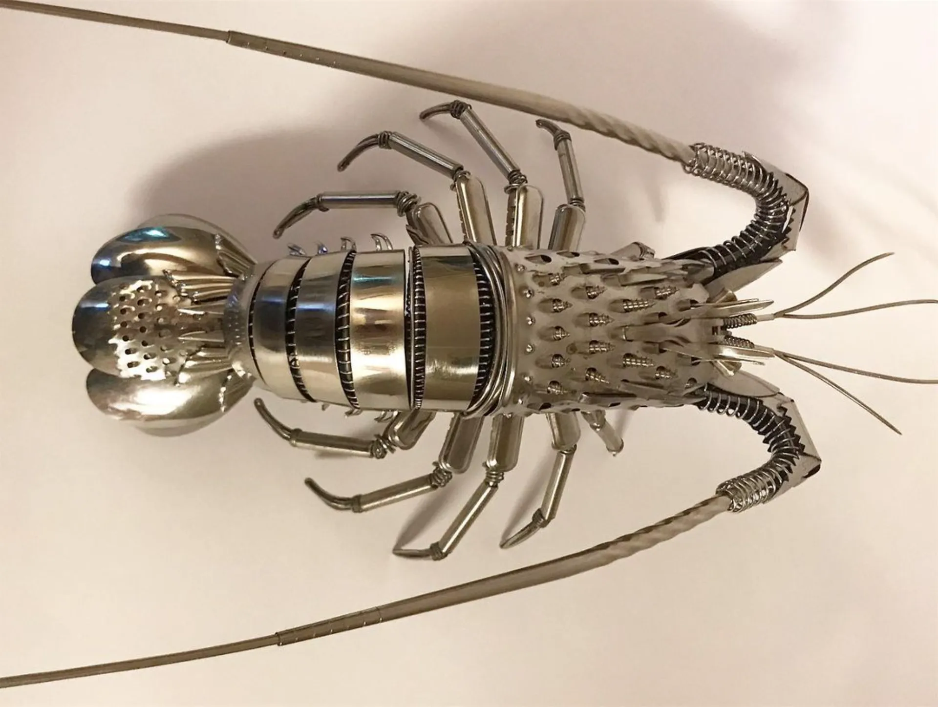 De nouvelles sculptures en couverts par Matt Wilson couteau fourchette cuillere oiseau 13 homard en métal de récupération réalisé par Matt Wilson