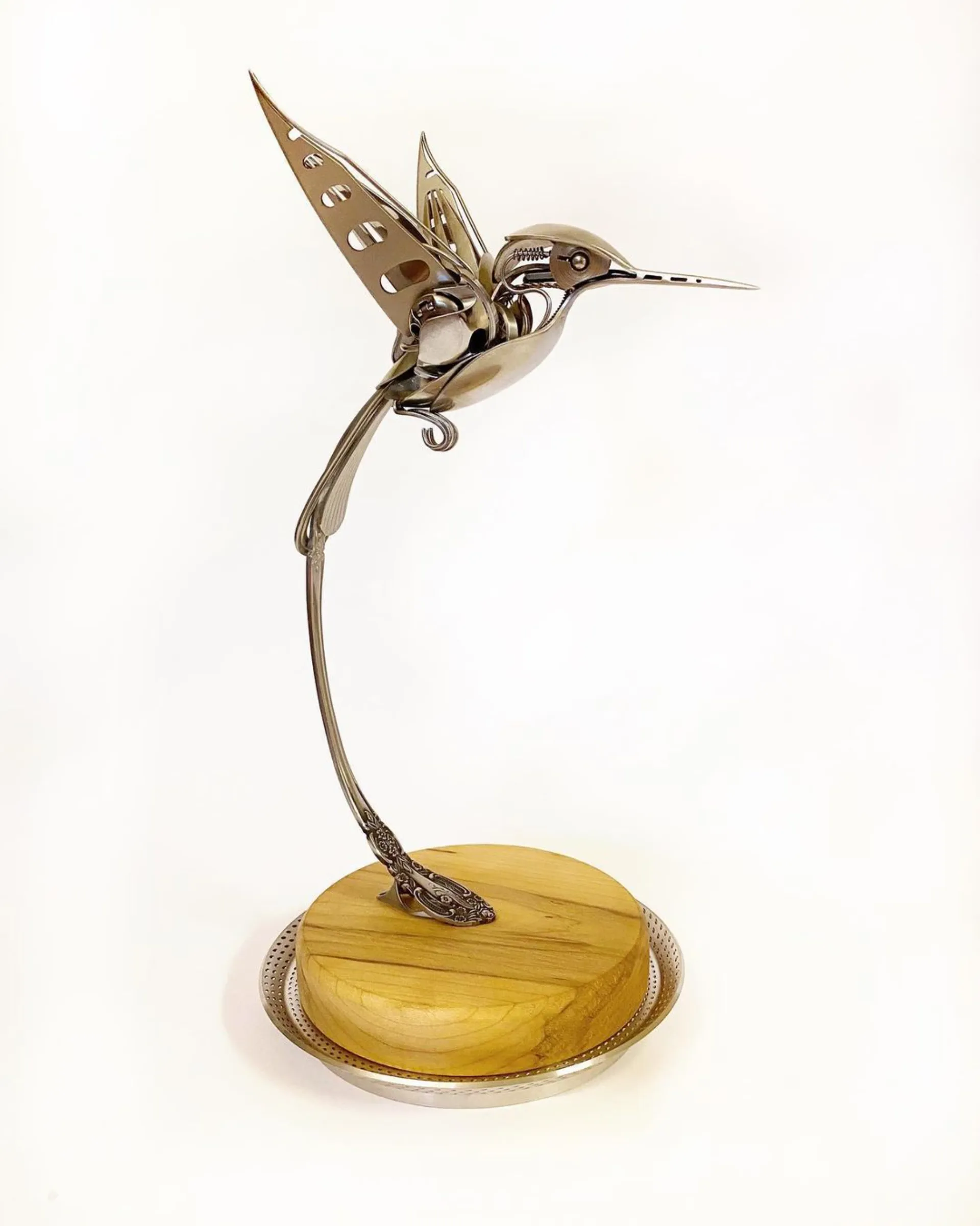 De nouvelles sculptures en couverts par Matt Wilson couteau fourchette cuillere oiseau 14 Oiseau en couverts monté sur bois naturel par Matt Wilson