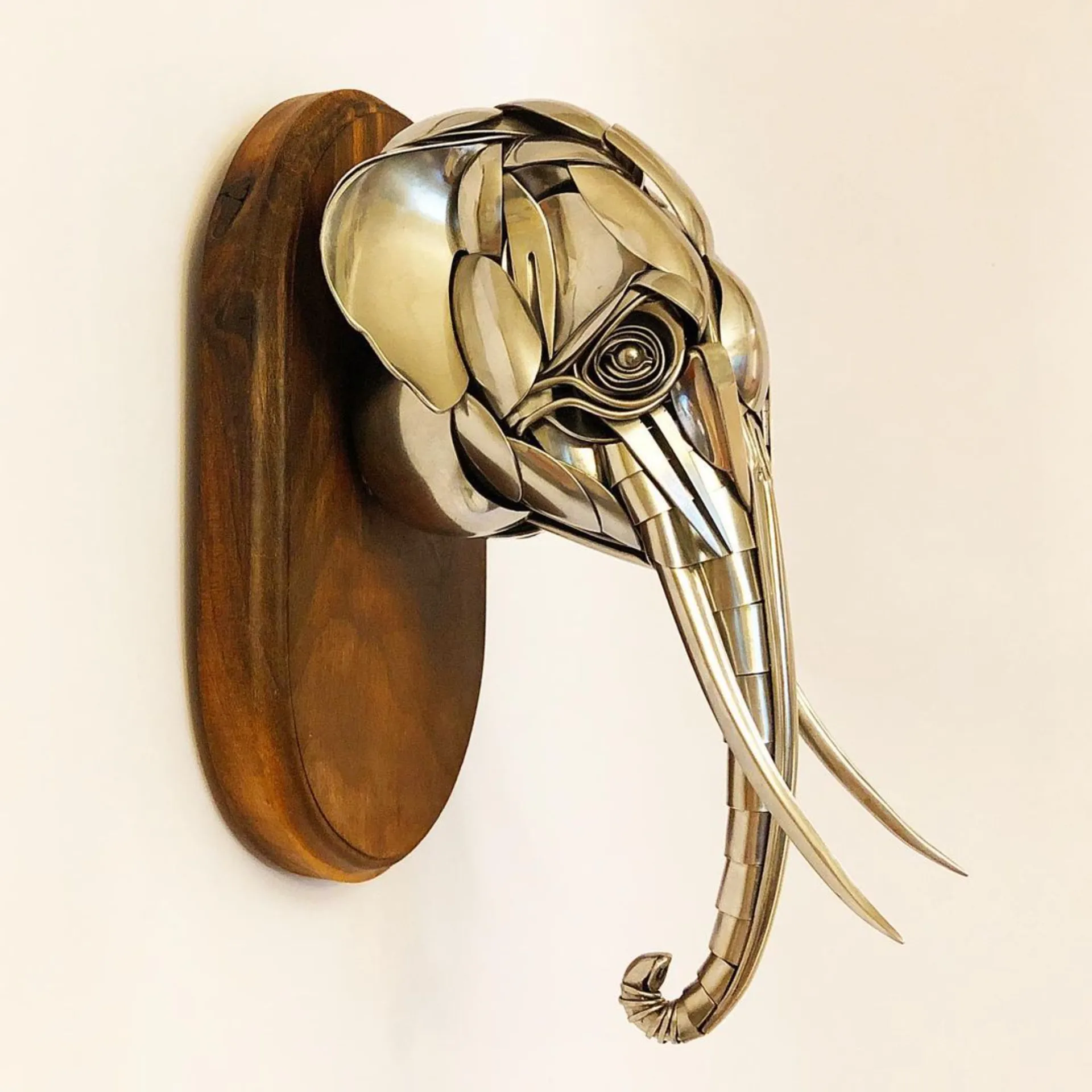 De nouvelles sculptures en couverts par Matt Wilson couteau fourchette cuillere oiseau 16 tête d'éléphant métallique sculpté avec des couverts par Matt Wilson