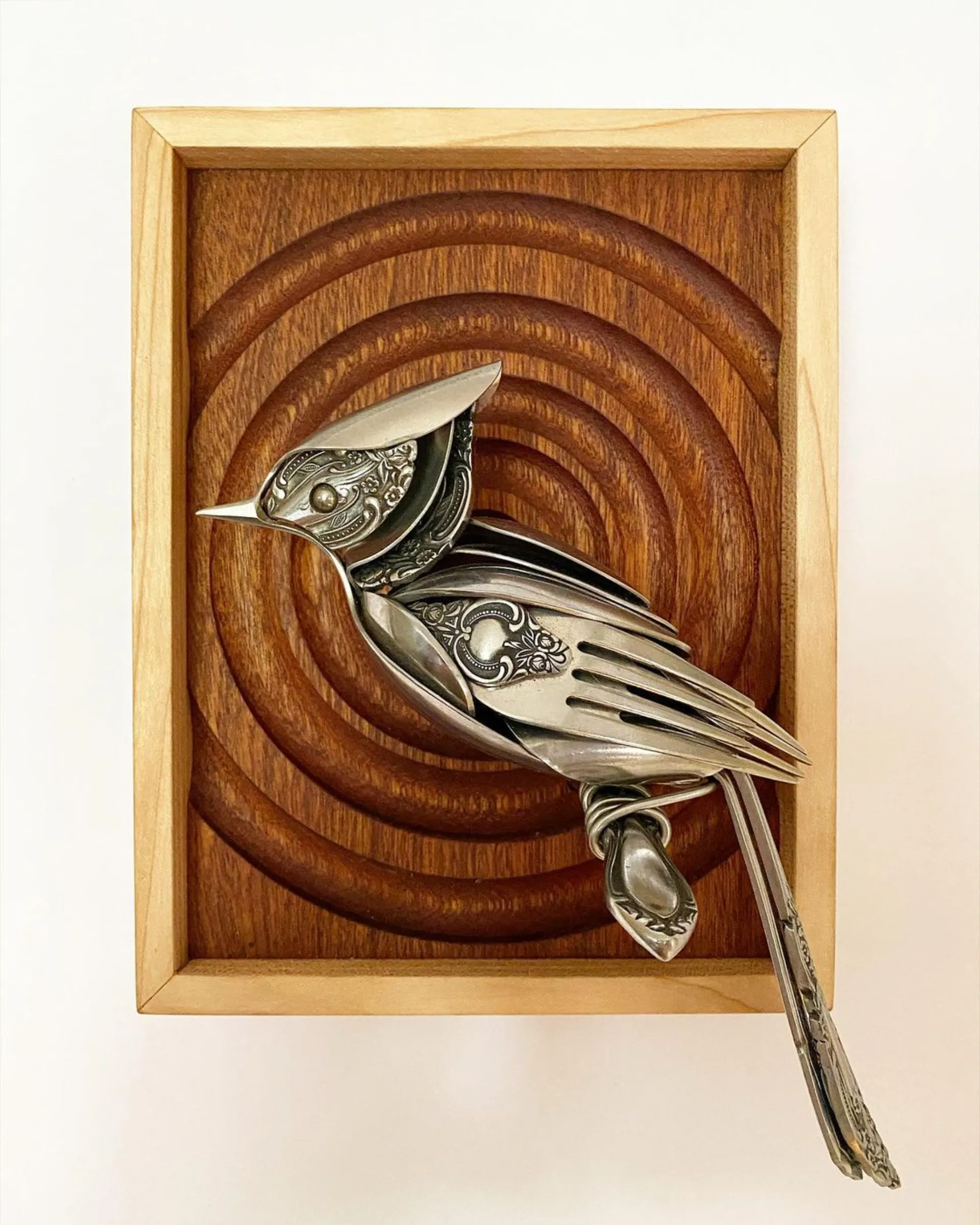 De nouvelles sculptures en couverts par Matt Wilson couteau fourchette cuillere oiseau 20 Oiseau au bec métallique sculpté avec des couverts par Matt Wilson