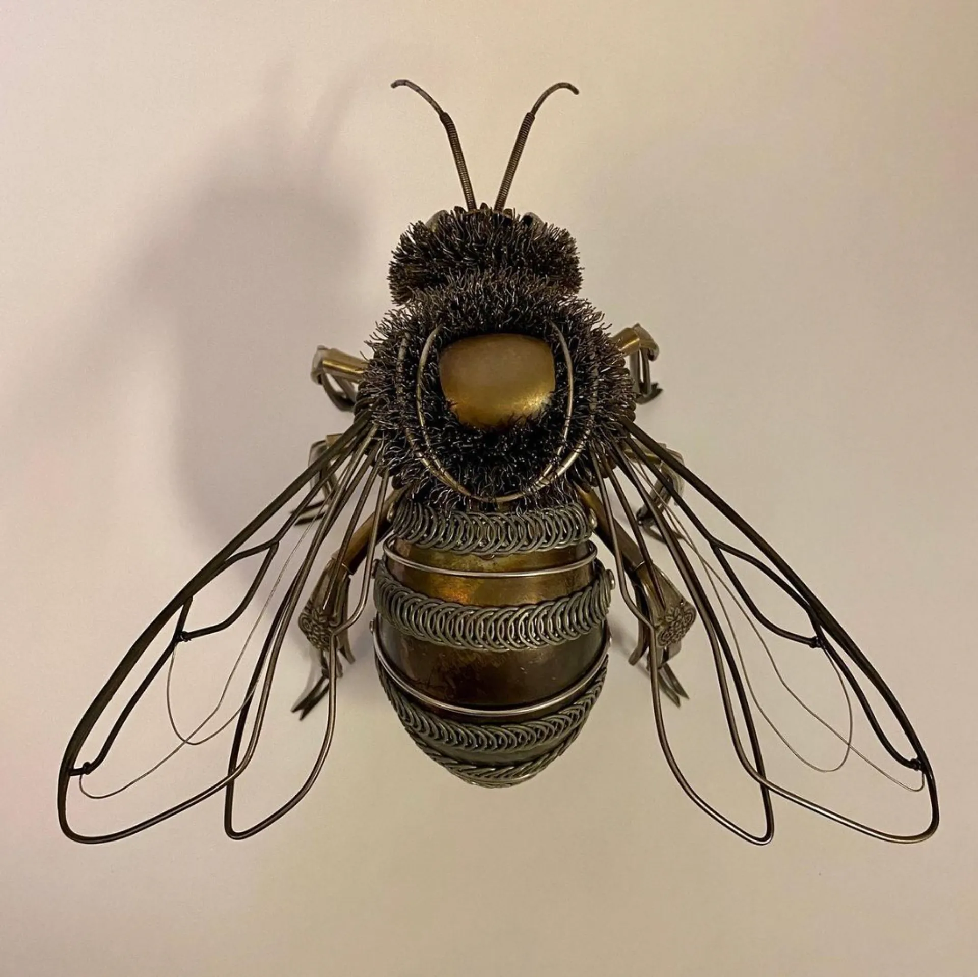 De nouvelles sculptures en couverts par Matt Wilson couteau fourchette cuillere oiseau 21 abeille en objets métalliques recyclés par Matt Wilson