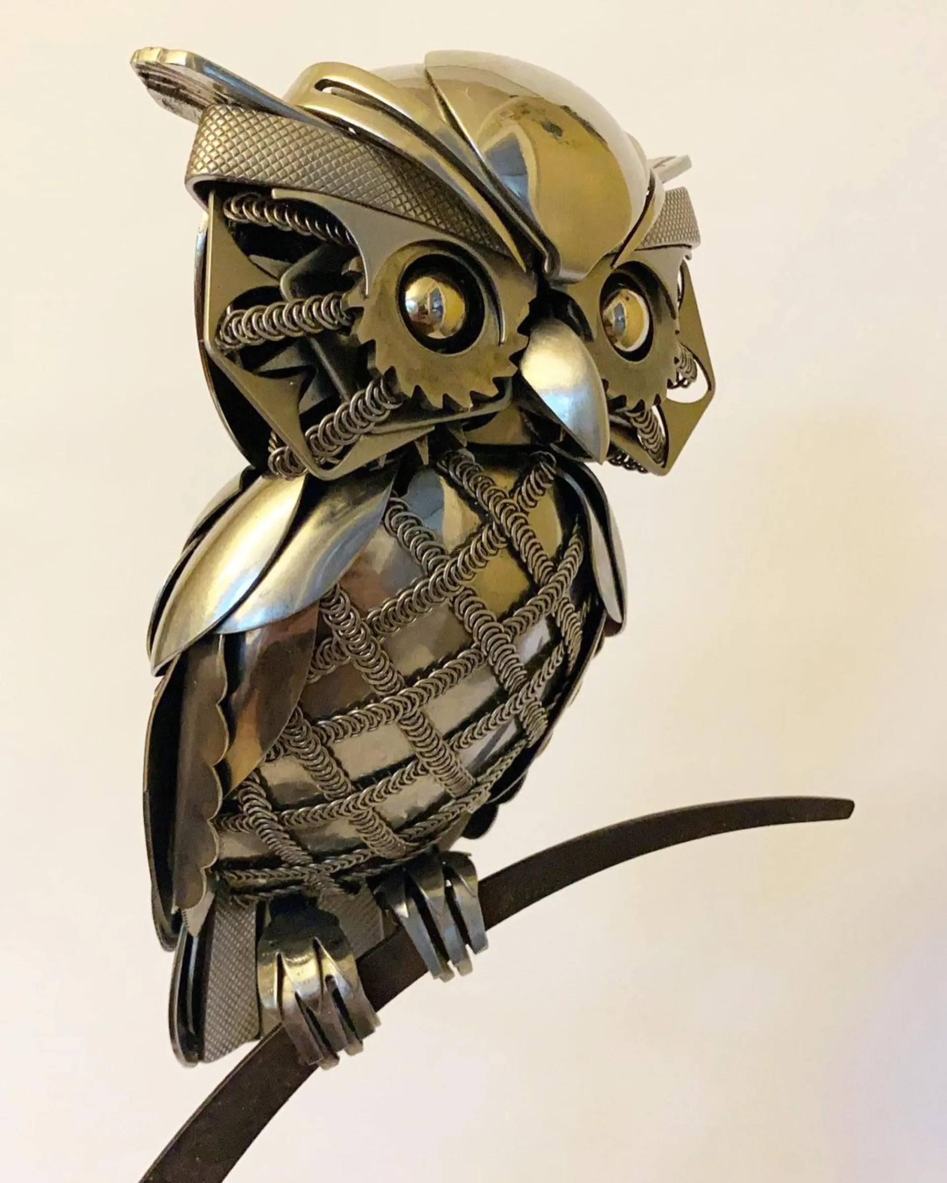 De nouvelles sculptures en couverts par Matt Wilson couteau fourchette cuillere oiseau 22 sculpture de hibou avec plumage de cuillères par Matt Wilson