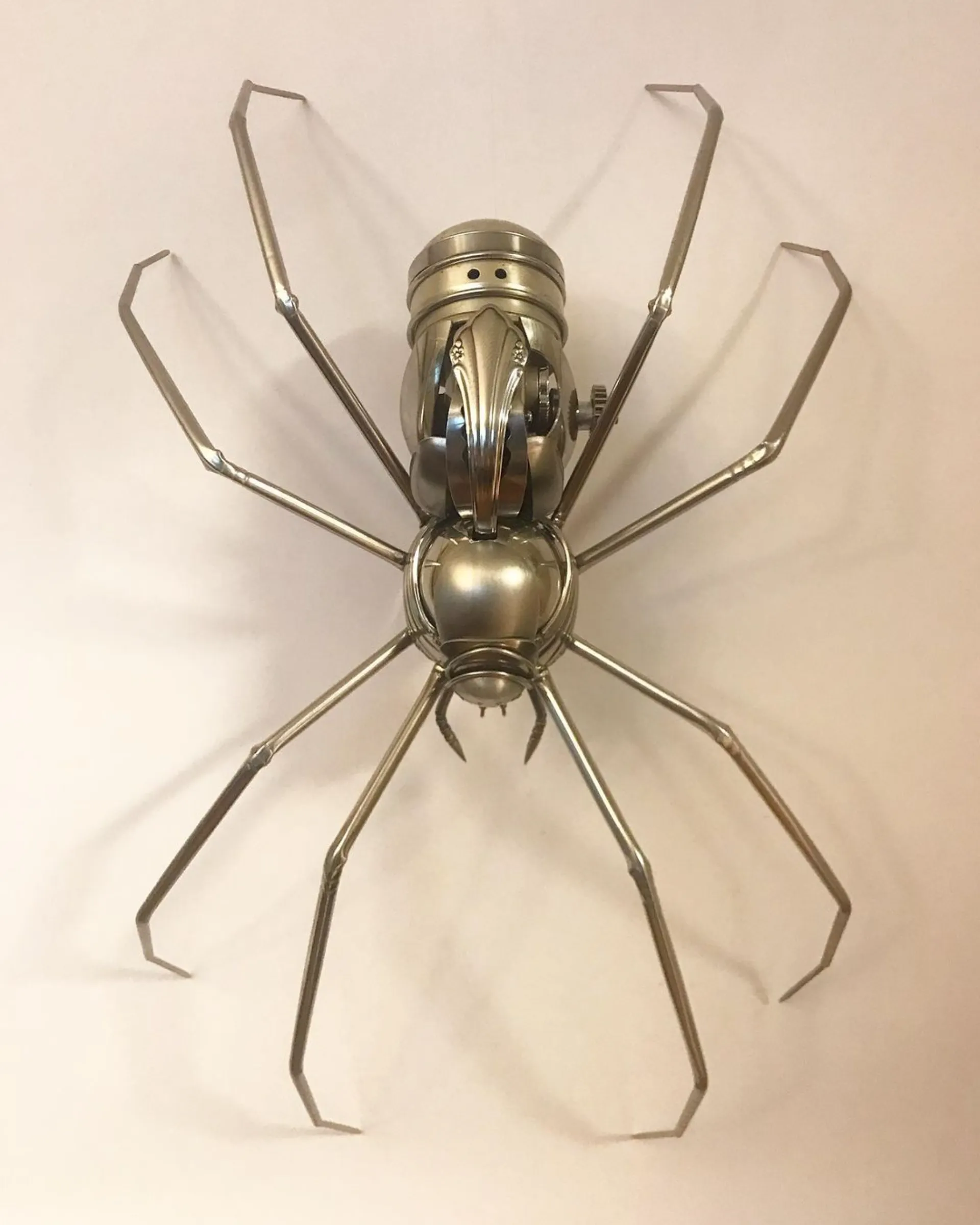 De nouvelles sculptures en couverts par Matt Wilson couteau fourchette cuillere oiseau 23 araignée sculptée avec objets métalliques recyclés par Matt Wilson