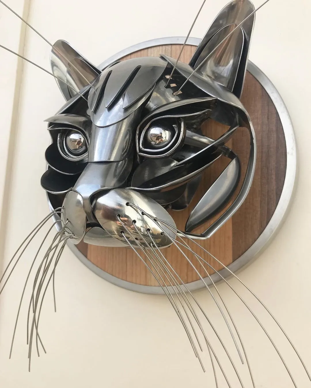 De nouvelles sculptures en couverts par Matt Wilson couteau fourchette cuillere oiseau 3 chat sculpté avec des couverts et du métal recyclé par Matt Wilson