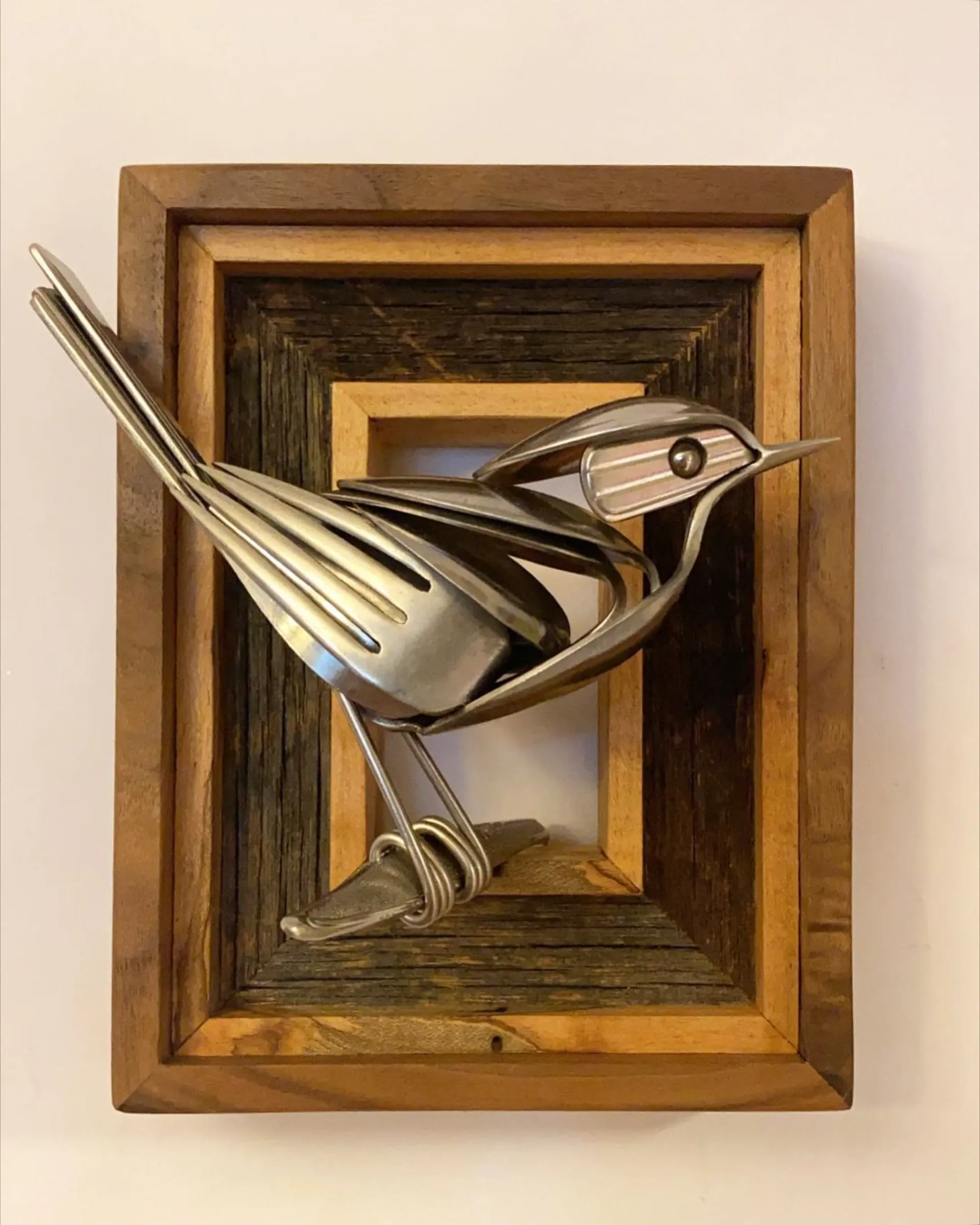 De nouvelles sculptures en couverts par Matt Wilson couteau fourchette cuillere oiseau 7 Oiseau réalisé avec fragments métalliques et couverts par Matt Wilson