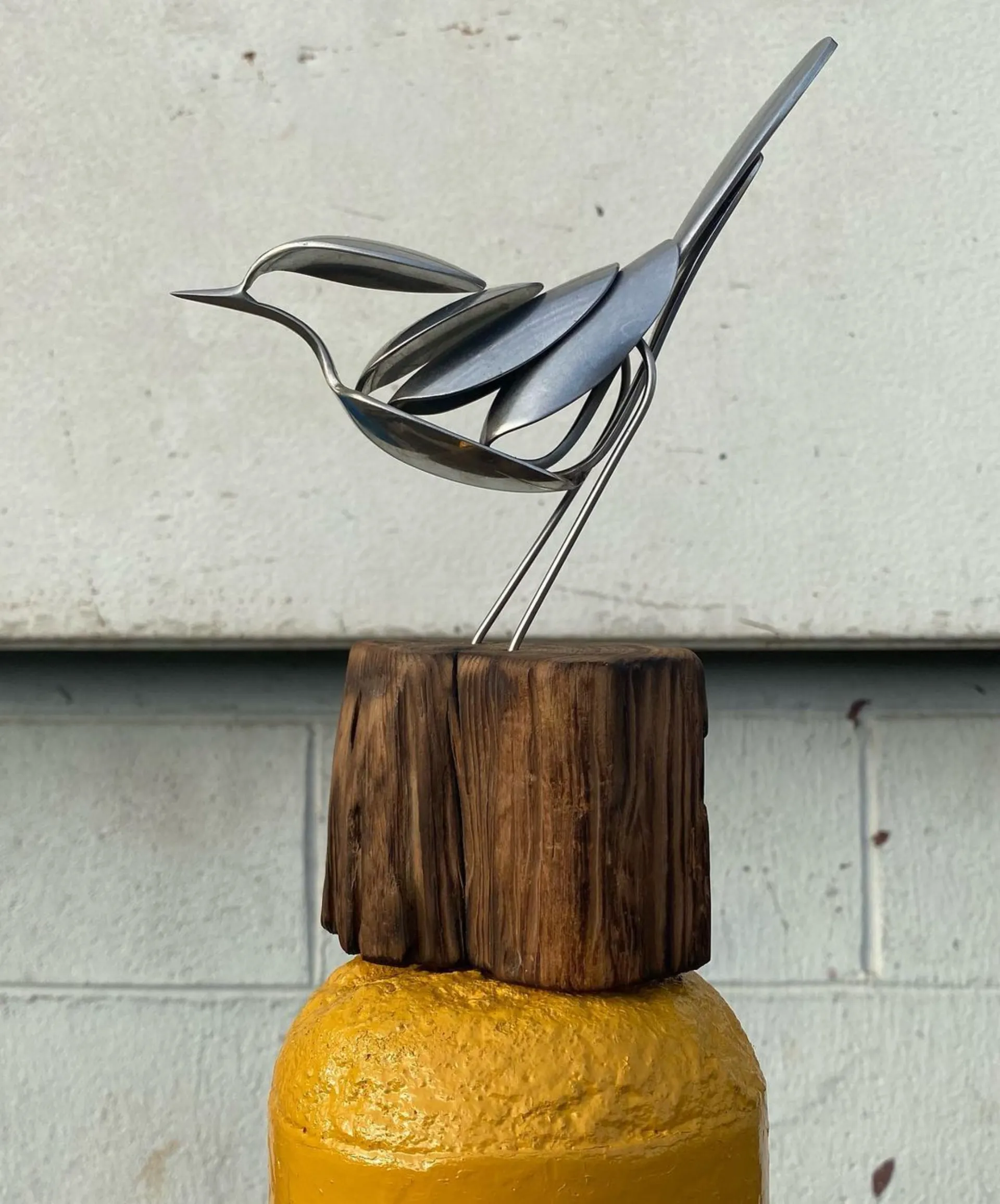 De nouvelles sculptures en couverts par Matt Wilson couteau fourchette cuillere oiseau 9 Oiseau en couverts monté sur bois naturel par Matt Wilson