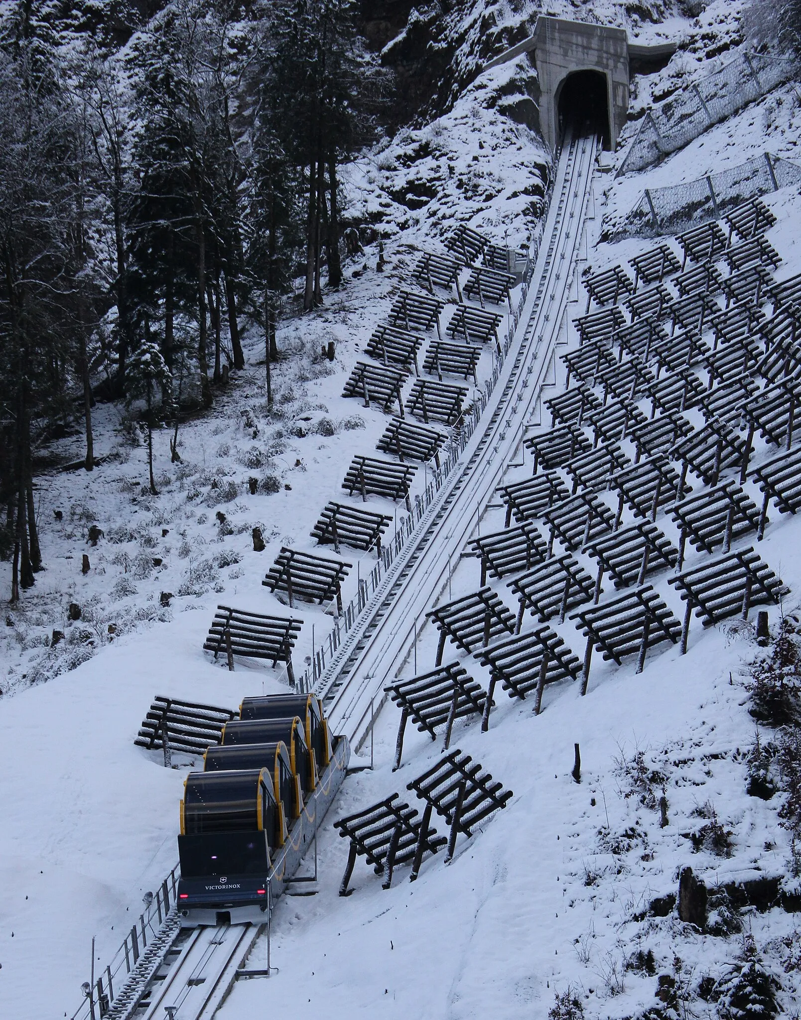 Le Stoosbahn, le funiculaire le plus pentu du monde Le Stoosbahn le funiculaire le plus pentu du monde 1 Le-Stoosbahn-le-funiculaire-le-plus-pentu-du-monde-1