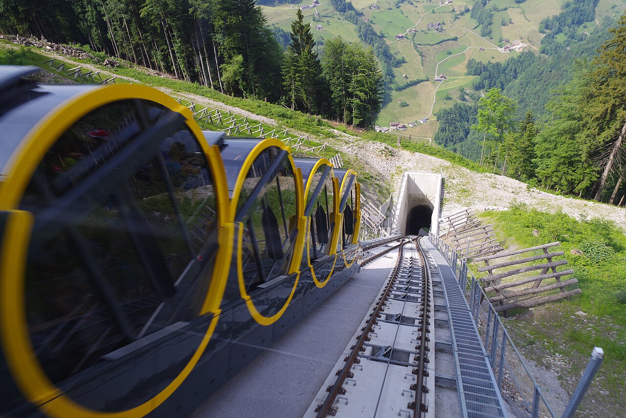 Le Stoosbahn, le funiculaire le plus pentu du monde Le Stoosbahn le funiculaire le plus pentu du monde 3 1 Le-Stoosbahn-le-funiculaire-le-plus-pentu-du-monde-3