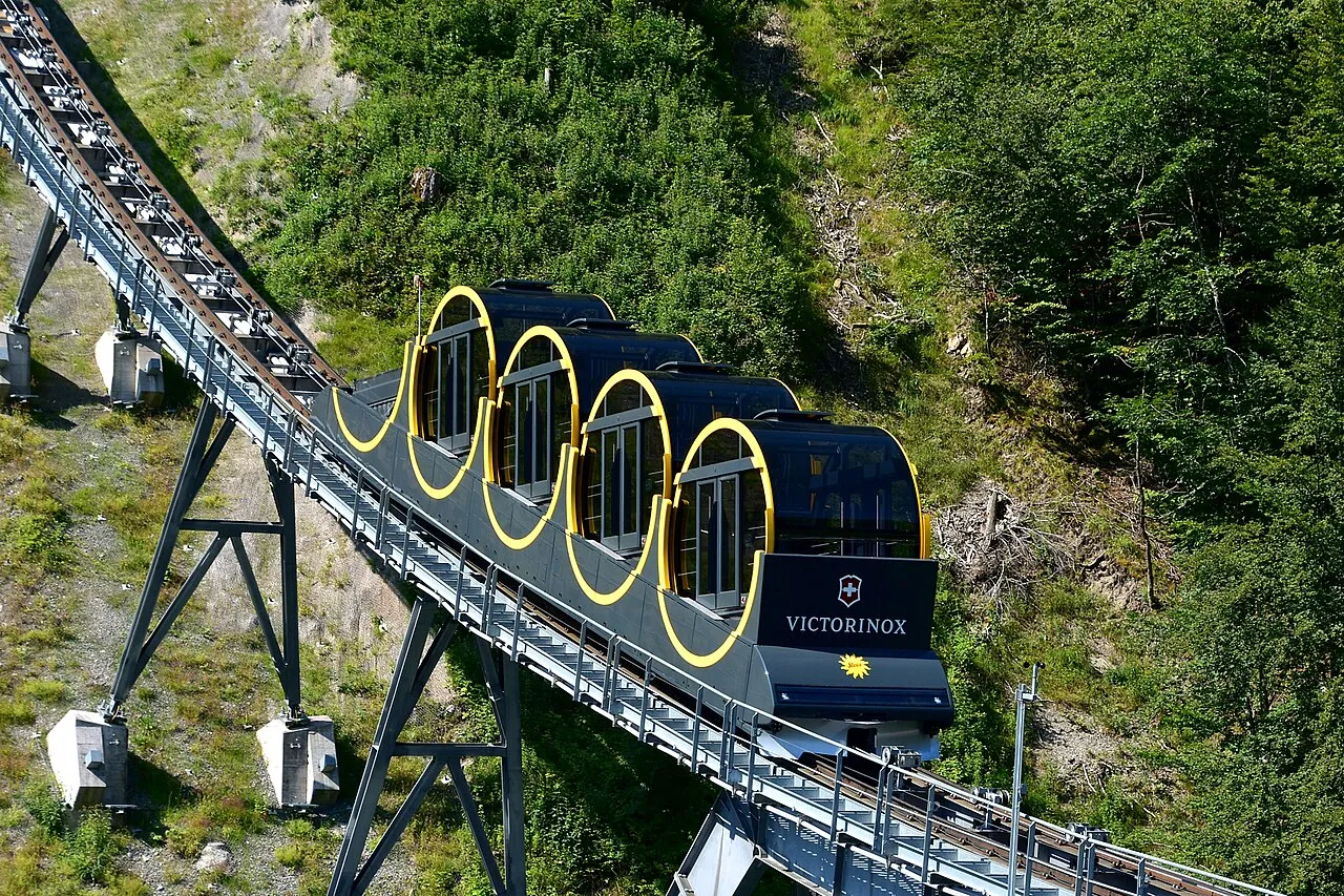 Le Stoosbahn, le funiculaire le plus pentu du monde Le Stoosbahn le funiculaire le plus pentu du monde 5 Le-Stoosbahn-le-funiculaire-le-plus-pentu-du-monde-5