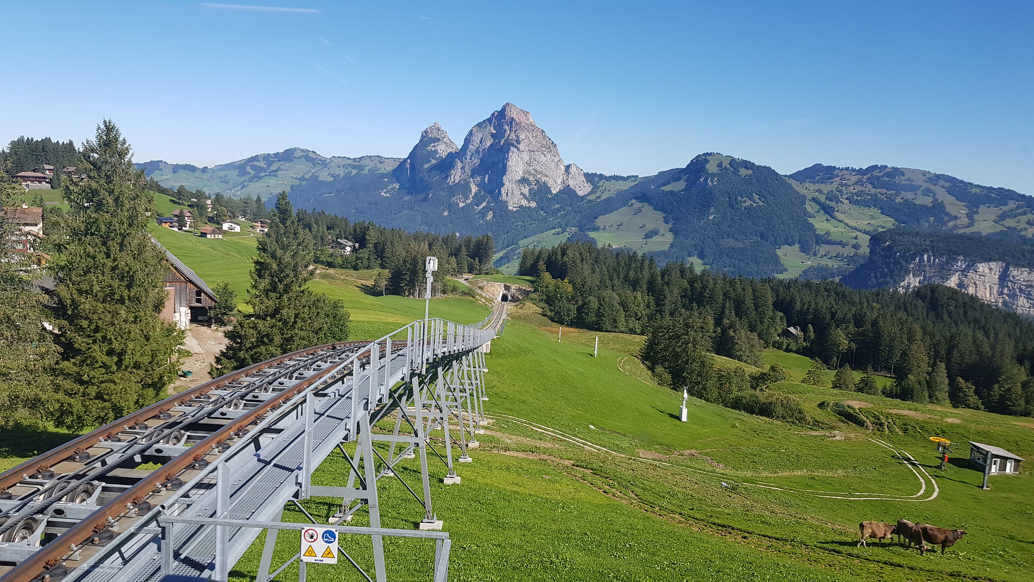 Le Stoosbahn, le funiculaire le plus pentu du monde Le Stoosbahn le funiculaire le plus pentu du monde 7 1 Le-Stoosbahn-le-funiculaire-le-plus-pentu-du-monde-7