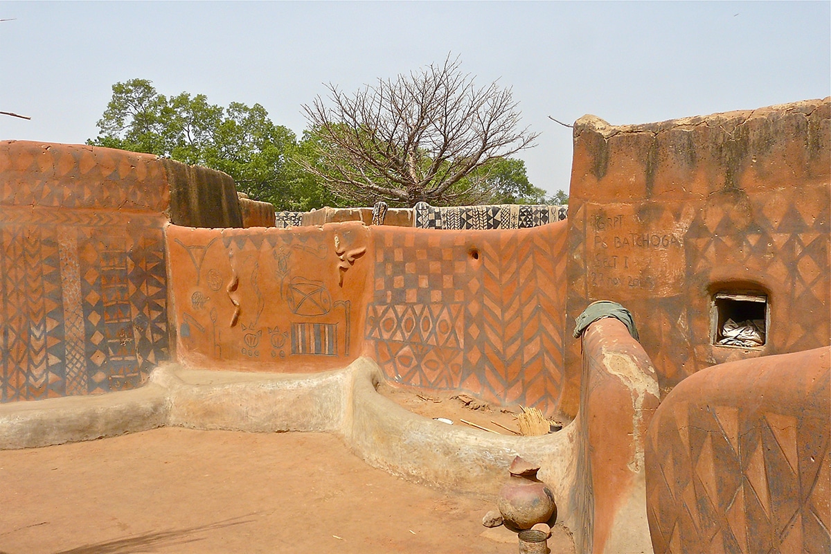 Les cases décorées du village de Tiébélé peuplé par les Kassena au Burkina Faso Les jolies cases decorees du village de Tiebele peuple par les Kassena au Burkina Faso 12 Les jolies cases décorées du village de Tiébélé peuplé par les Kassena au Burkina Faso 12