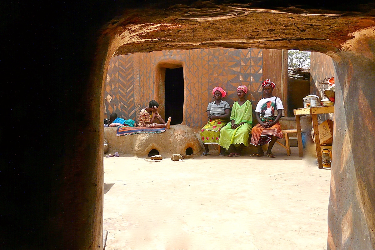 Les cases décorées du village de Tiébélé peuplé par les Kassena au Burkina Faso Les jolies cases decorees du village de Tiebele peuple par les Kassena au Burkina Faso 13 Les jolies cases décorées du village de Tiébélé peuplé par les Kassena au Burkina Faso 13